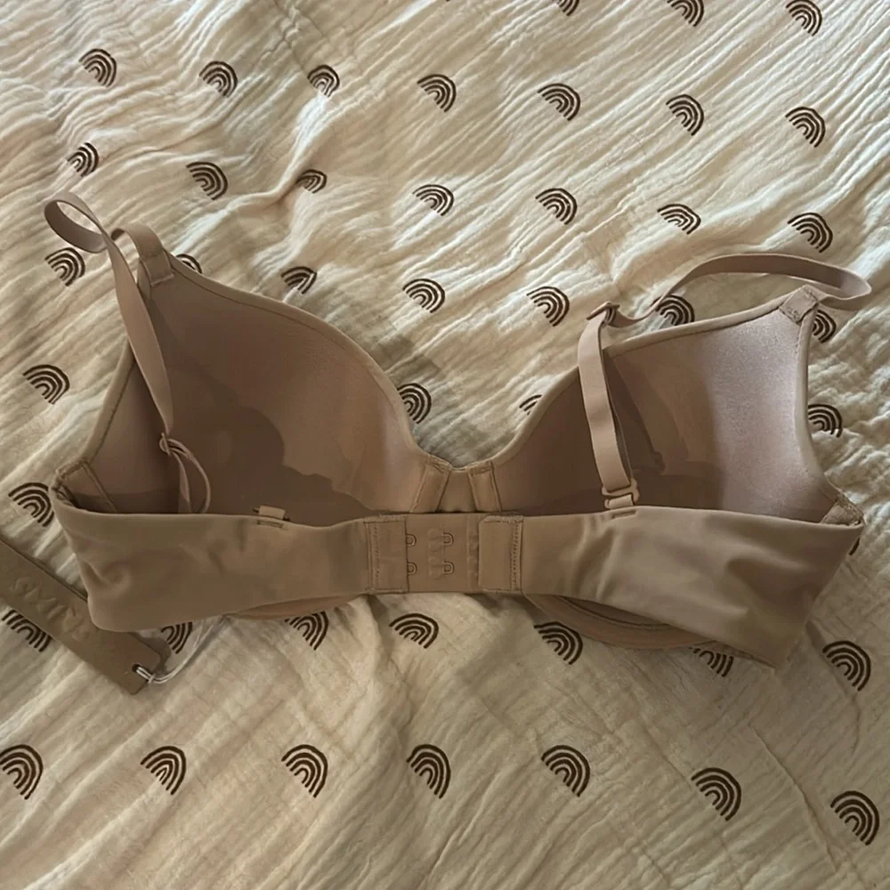 - SKIMS FITS EVERYBODY T-SHIRT BRA MICA SIZE 32D